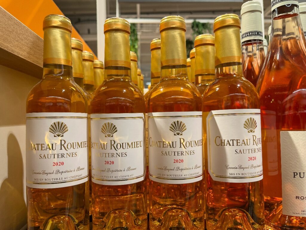 フランス・ボルドー地方の貴腐ワイン、ソーテルヌ「シャトー・ルーミュー 2020」のボトル。
