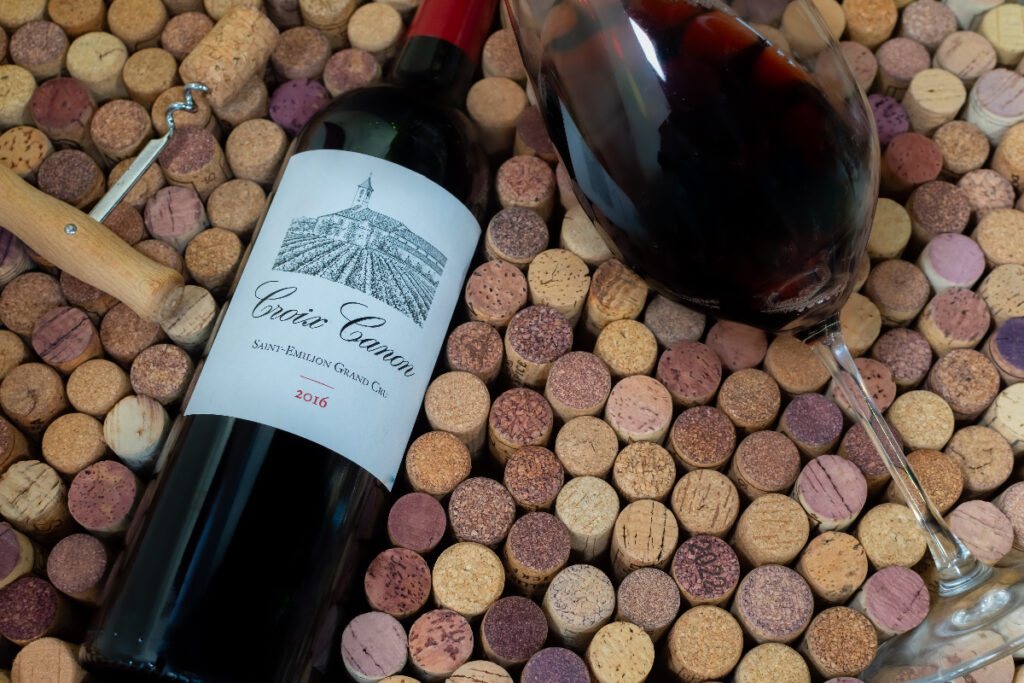 コルク抜き、シャトー・カノンのワインボトル、グラスに注がれた赤ワイン