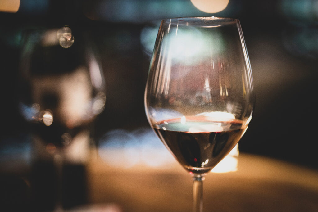 バーカウンターでグラスに注がれたポート