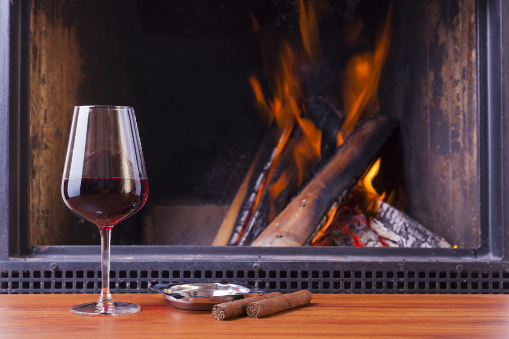 暖炉で燃える薪、葉巻、ポート