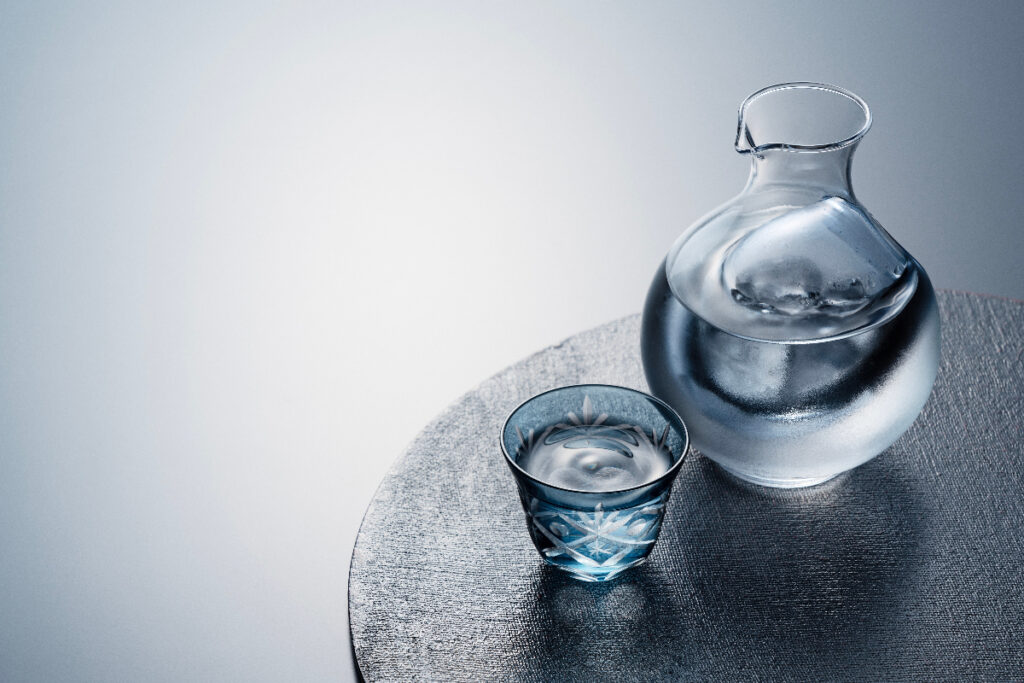 日本酒が入った、透明なガラスの徳利とお猪口